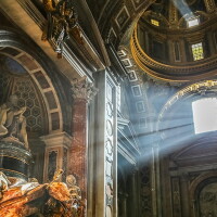 Petersdom mit Kuppelbsteigung bei Morgengrauen