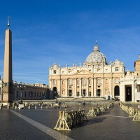 Petersdom mit Kuppelbsteigung bei Morgengrauen