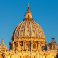 Petersdom mit Kuppelbsteigung bei Morgengrauen