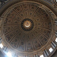 Petersdom mit Kuppelbsteigung bei Morgengrauen