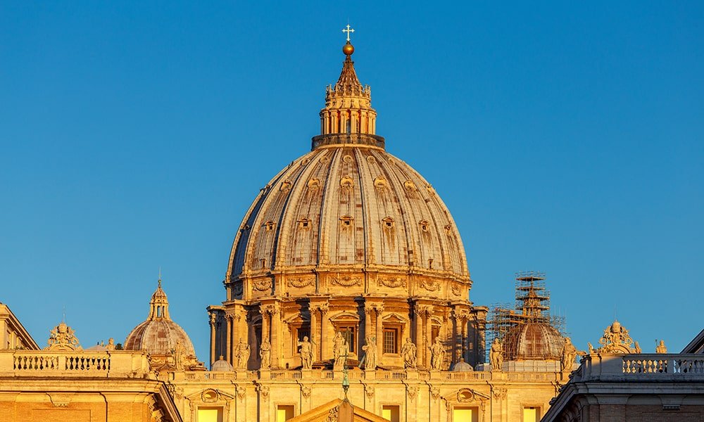 Petersdom mit Kuppelbsteigung bei Morgengrauen