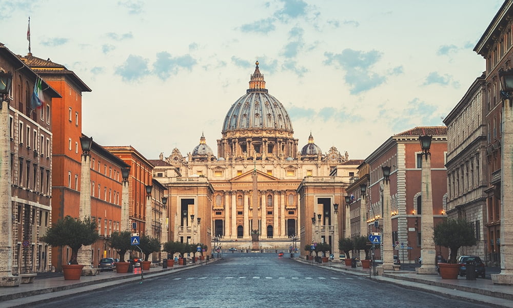 Basilica di San Pietro sulla cupola all'alba