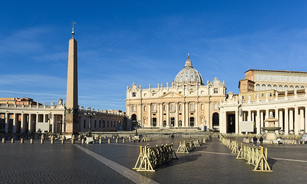 Basilica di San Pietro sulla cupola all'alba